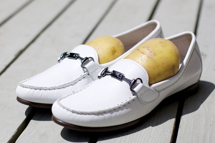 Use potatoes to stretch the shoes Use potatoes to stretch the shoes