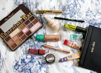 16 Travel Makeup Bag Essentials That You Must Include! Make Up Bag Essentials