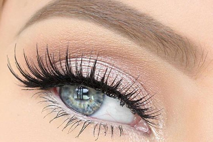 A light eye shadow