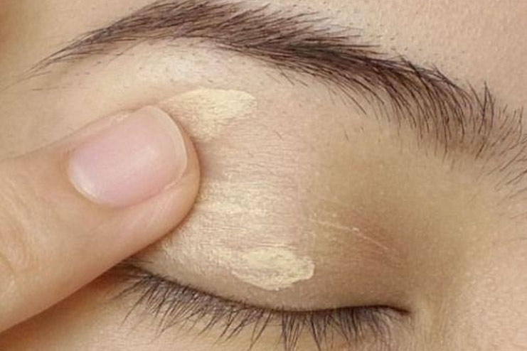 Apply a Primer on your eye lids