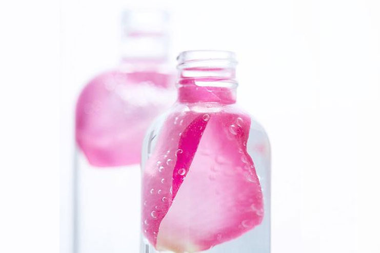 Make your nails shine with rose water