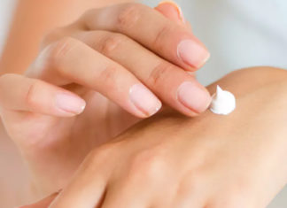 11 Best Moisturizer For Oily Skin – Get That Glow Going