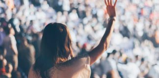 23 Brilliant Ideas On What To Wear To A Concert – Be An Envy Of The Party!