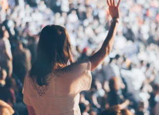 23 Brilliant Ideas On What To Wear To A Concert – Be An Envy Of The Party!