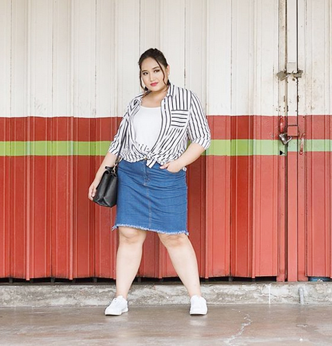 plus size denim skirt outfit