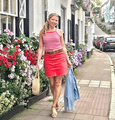 Red-Denim-Skirt-Outfit