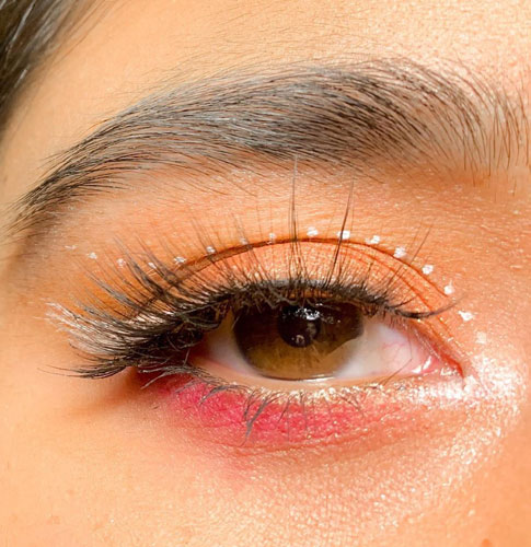 Shiny And Glitter Eye Makeup For A Burgundy Dress