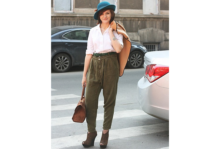 Vintage Hat White Shirt With A High Waist Olive Green Pant
