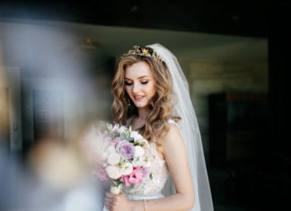 25 Things Every Bride Should Carry on Wedding Day 25 Things Every Bride Should Carry on Wedding Day